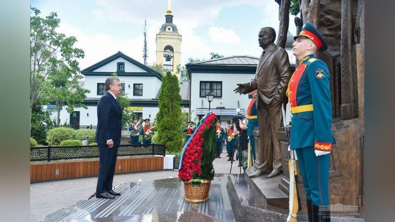 Изрображение 'Шавкат Мирзиёев посетил сквер имени Ислама Каримова в Москве (фото)'
