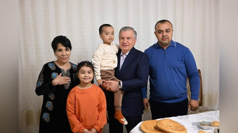 'Қаршилик оила президентни меҳмон қилди ва бирга эсдалик учун суратга тушди(видео)'ning rasmi