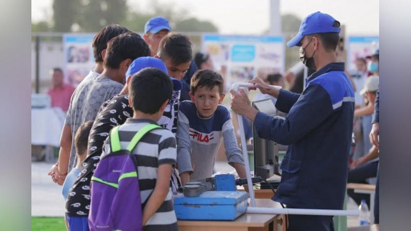 'Sirdaryoda mehnat yarmarkasi bo`lib o`tdi. “Yoshlar” va “Ayollar” daftariga kiritilganlar ish bilan ta`minlandi'ning rasmi