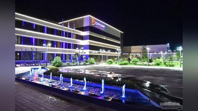 'Shavkat Mirziyoev Andijonda qarovsiz binolar o`rnida ish boshlagan yangi korxonalar faoliyati bilan tanishdi (foto)'ning rasmi