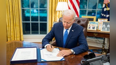 'Bayden AQSh qarzining chegarasini oshirish haqidagi qonun loyihasini imzoladi'ning rasmi