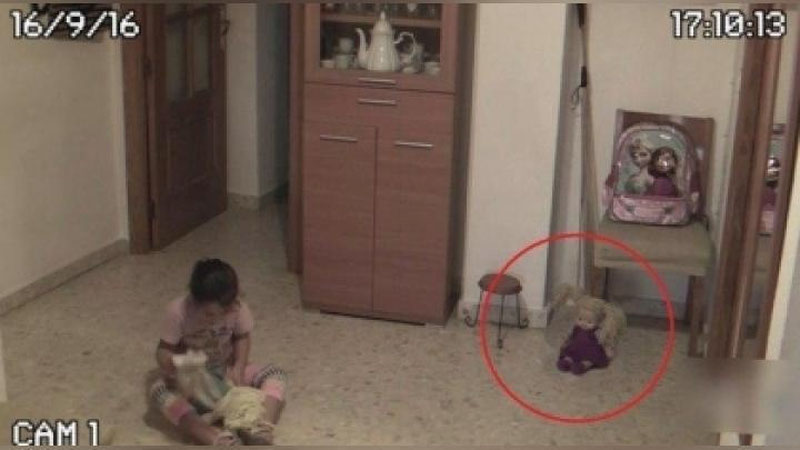 Изрображение 'ПОЛТЕРГЕЙСТ В ДОМЕ ШЕВЕЛИТ КУКЛУ И СДУВАЕТ ПРЕДМЕТЫ (ВИДЕО)'