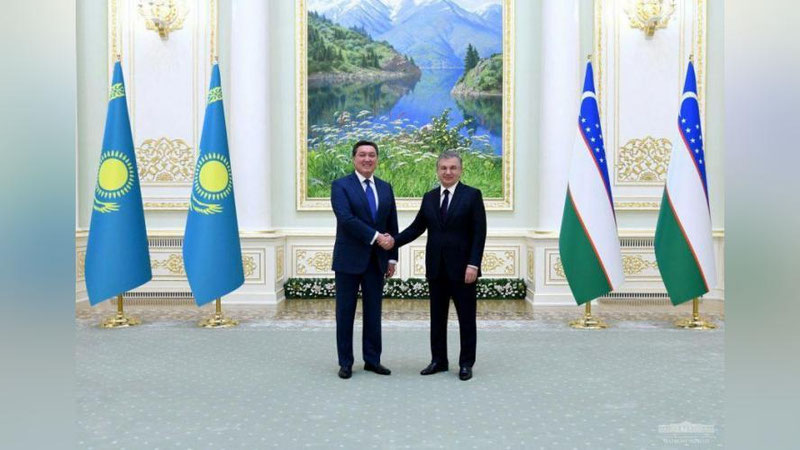 Изрображение 'Президент Узбекистана принял премьер-министра Казахстана'
