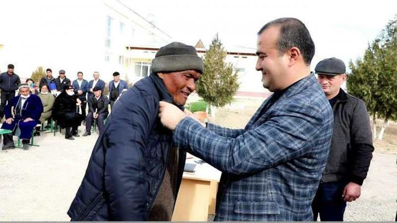 '"O`g`lingiz hokim bo`lsin"  G`uzor tumani hokimi sayyor qabulga kelgan fuqaroga o`z kurtkasini hadya qildi (video)'ning rasmi