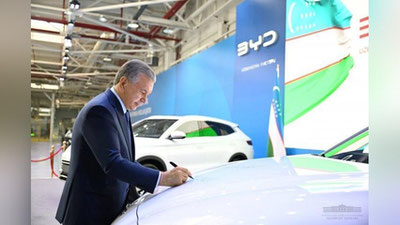 Изрображение 'Шавкат Мирзиёев оставил свою подпись на первых электромобилях «BYD Uzbekistan Factory»'