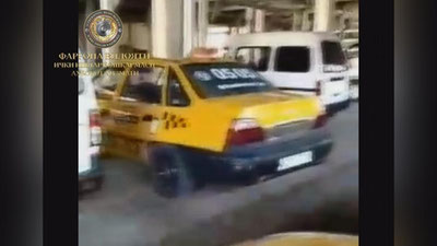 'Marg`ilon shahridagi taksi haydovchilarining avtomobillari jarima maydoniga olib kirib qӯyilmoqda'ning rasmi