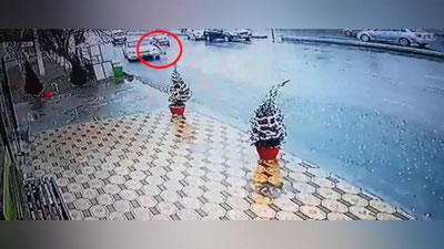 Изрображение 'Водитель в Фергане сбил женщину с ребенком (видео, 18+)'