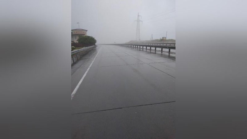 '“Қамчиқ” довонида юк машинаси ЙТҲга учрагани сабаб "Тошкент-Водий" йўналишида ҳаракат вақтинча чекланиб қолди'ning rasmi