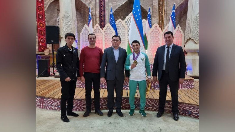 'Самбо бўйича жаҳон чемпиони ҳокимлар ва тадбиркор томонидан пул мукофоти билан тақдирланди'ning rasmi