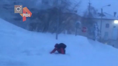 Изрображение 'ВИДЕО: РЕБЕНОК ПОЛЗЕТ В ШКОЛУ В ВОРКУТЕ ЧЕРЕЗ ДВУХМЕТРОВЫЕ СУГРОБЫ'