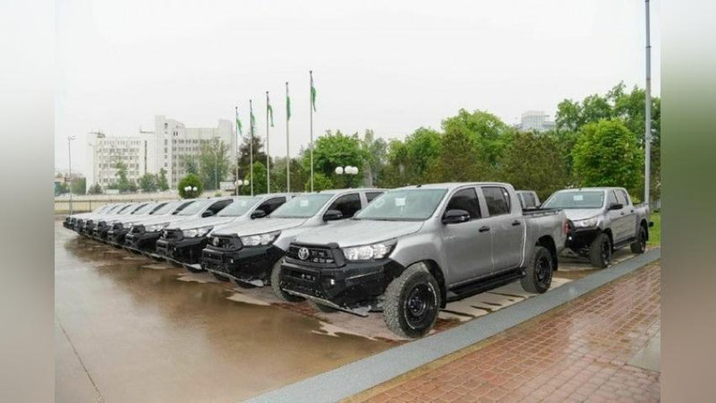 'АҚШ Ўзбекистон ДХХ Чегара қўшинларига 50 дона Toyota ва Fortuner пикапларини топширди'ning rasmi