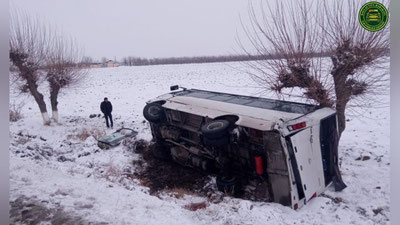 'Oqdaryoda avtobus jarlikka ag`darildi'ning rasmi