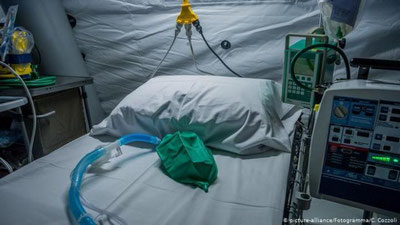 'Eronda bir kecha kunduzda 140 nafardan ortiq kishi koronavirus sababli vafot etdi'ning rasmi