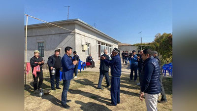 'Toshkent viloyati hokimi kuz-qish mavsumiga tayyorgarlikni kuzatish vaqti fuqaroning to`yiga ham tashrif buyurdi'ning rasmi