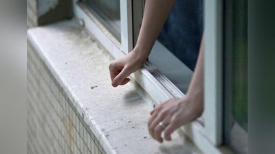 'Toshkentda ayol sakkizinchi qavatdan o`zini pastga tashlamoqchi bo`ldi'ning rasmi