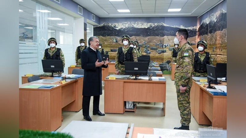 'Prezident ta`tildan qaytdi: Bugun Jizzaxdagi harbiy qismda yaratilgan sharoitlarni ko`zdan kechirdi'ning rasmi