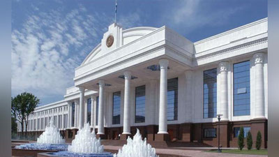 'Senat Konstitusiyaga o`zgartirish kiritish masalasini ko`rib chiqadi'ning rasmi