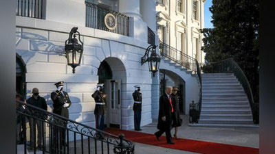 'Tramp Oq uyni tark etdi (video)'ning rasmi