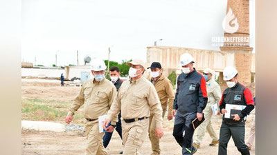 '“O`zbekneftgaz”: Boshqaruv raisi “Buxoro” neftni qayta ishlash zavodida “GTL” sintetik kerosinini saqlash uchun qilinayotgan ishlar holatini o`rgandi (Foto)'ning rasmi