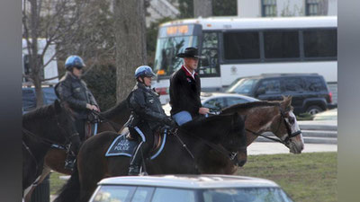 Изрображение 'НОВЫЙ ГЛАВА МВД США ПРИБЫЛ НА РАБОТУ ВЕРХОМ НА КОНЕ (ФОТО)'