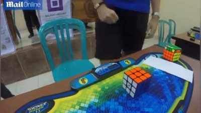 Изрображение 'УСТАНОВЛЕН МИРОВОЙ РЕКОРД ПО СБОРКЕ КУБИКА РУБИКА (ВИДЕО)'