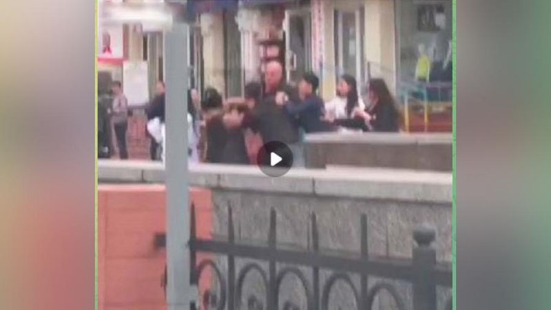 'Тошкентдаги метро бекати олдида одамлар ўртасида жанжал кўтарилди'ning rasmi