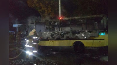 'Фарғонада нефтни қайта ишлаш заводи яқинидаги ташкилотга тегишли бўлган автобус ёниб кетди'ning rasmi