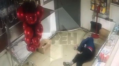 Изрображение 'МОСКВИЧ ЛИШИЛСЯ ЖИЗНИ ЗА НЕЖЕЛАНИЕ УСТУПИТЬ ОЧЕРЕДЬ В МАГАЗИНЕ (ВИДЕО, 18+)'