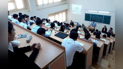 'Maxsus komissiya qarori: koronavirusga qarshi emlangan barcha talabalarga 10 foiz chegirma berilmoqda'ning rasmi