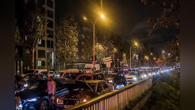 'Минглаб одамлар Парижни тарк этмоқда'ning rasmi