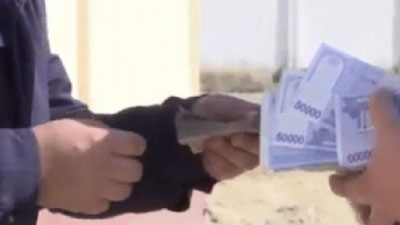 'Jizzaxda daraxt kesgan fuqarodan 2 million so`m pora olayotgan ekologiya xodimlari ushlandi'ning rasmi