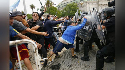 'Marosimda tartibsizlik yuzaga keldi, o`nlab odam jarohatlangan. Dunyo Maradona bilan qanday vidolashdi? (fotoreportaj)'ning rasmi