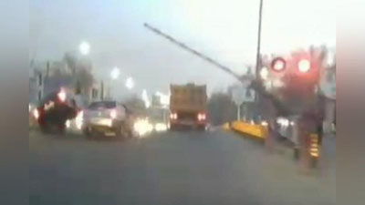 'Toshkentda temir yo`lni qizil chiroqda kesib o`tmoqchi bo`lgan "Nexia" "Lacetti"ni urib yiqitdi (video)'ning rasmi