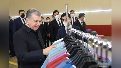 'Shavkat Mirziyoev Chustdagi to`qimachilik korxonasi faoliyati bilan tanishdi (foto)'ning rasmi