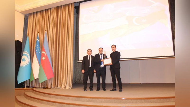 'Тошкентда Озарбайжонга бағишланган "Йилнинг энг сараси" танлови ғолиблари тақдирланди. Ғолиблар орасида "Даракчи" мухбири ҳам бор'ning rasmi