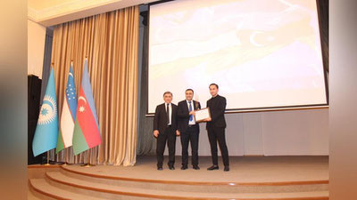 'Тошкентда Озарбайжонга бағишланган "Йилнинг энг сараси" танлови ғолиблари тақдирланди. Ғолиблар орасида "Даракчи" мухбири ҳам бор'ning rasmi