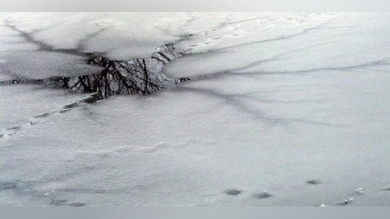 'Россияда ака-ука болакайлар музлаб қолган кўл сувига тушиб, чўкиб кетишди'ning rasmi