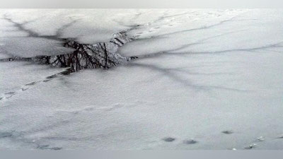 'Россияда ака-ука болакайлар музлаб қолган кўл сувига тушиб, чўкиб кетишди'ning rasmi