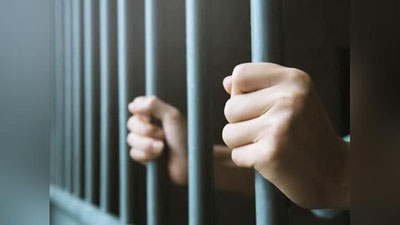 'Навоийда 38 ёшли аёл умумий овқатланиш жойида жанжал кўтариб, фуқаронинг устига қизиб турган ёғни сепиб юборди'ning rasmi