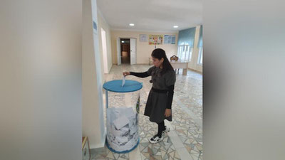 'Kasbilik 18 yoshli talaba saylovda ilk marta ovoz berdi'ning rasmi