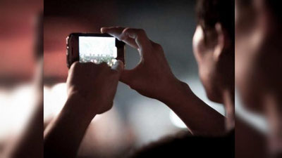 'Navoiylik ayol 40 yoshli fuqaroning cho`milayotganini videoga olib, uni tarqatib yuborish bilan qo`rqitib 3 million so`m talab qildi'ning rasmi