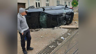 Изрображение 'В Ташкенте автомобиль BMW X5 снес столб и перевернулся'