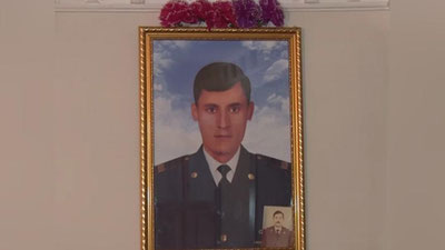 '1 sentyabr kuni 19 yoshli yigit “Lacetti”sida urib ketib, halok qilgan katta serjantning yaqinlariga "Jasorat" medali topshirildi (video va foto)'ning rasmi