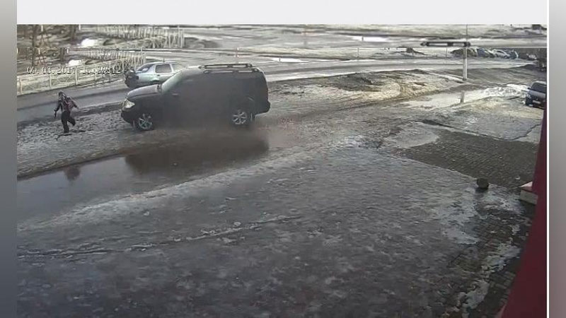 Изрображение ' ШОКИРУЮЩИЕ КАДРЫ: ВОДИТЕЛЬ В "ВОСПИТАТЕЛЬНЫХ" ЦЕЛЯХ СБИЛ РЕБЕНКА'