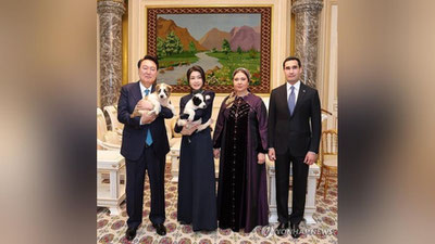 Изрображение 'Глава Туркменистана подарил президентской чете Республики Корея двух щенков алабая'