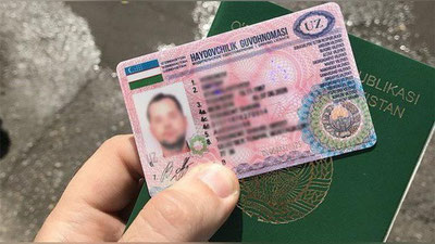 'Toshkentda qalbaki prava bilan avtomobil boshqarib yurgan namanganlik haydovchini inspektor payqab qoldi'ning rasmi