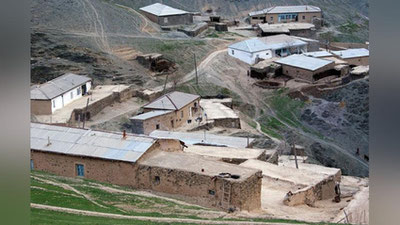 'Сурхондарёдаги қишлоқда электр ва газ йўқлиги, аҳоли озиқ-овқат учун қайиқда сузиб бораётгани айтилди'ning rasmi