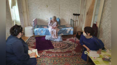 'Toshkentda o`z qizi va nabirasi tomonidan ayovsiz kaltaklangan 87 yoshli onaxonga himoya orderi berildi'ning rasmi