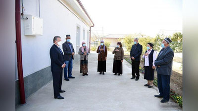 '"Bu erga kelganimda vaziyat juda achinarli edi". Prezident qayta hayot yo`lga qo`yilgan Oqoltin aholisi bilan suhbatlashdi (foto)'ning rasmi