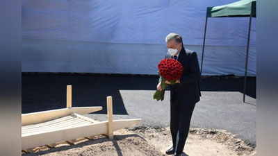 Изрображение 'Шавкат Мирзиёев посетил могилу Мусы Ерниязова в Нукусе '